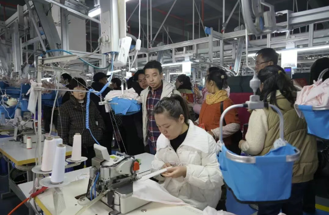 打通就业“最后一公里” 都匀组织群众入企观摩，助推轻纺产业发展与信息咨询服务升级